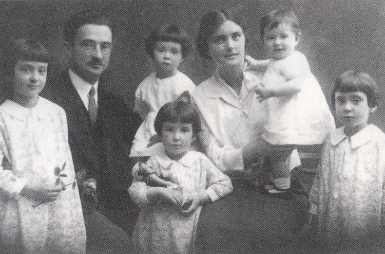 La famiglia, nel suo caso, è un'atmosfera che le imprime una particolare sensibilità al calore, alla gioia e all'armonia (Marilen tiene in mano una rosa).