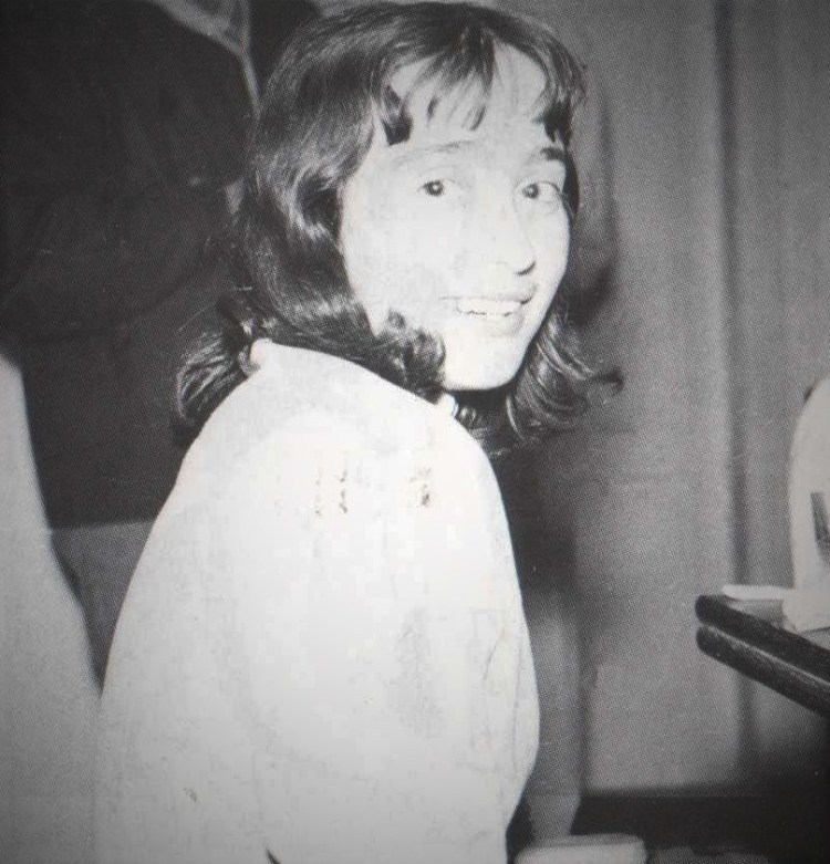 "La nonna materna scovava per me nelle vecchie scatole ritagli di stoffa, avanzi del suo corredo di sposa, pezzi di merletti e trine, e il suo amore mi dava sicurezza".